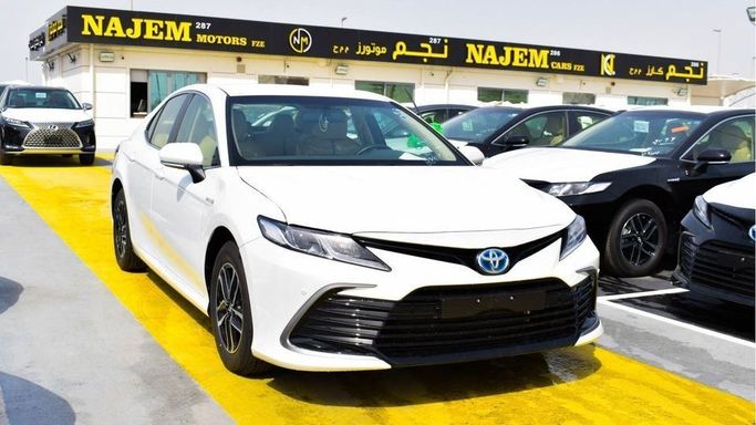 New Toyota Camry VIII (XV70) Facelift, 2.5 l, 2023 in Dubai by Najem Motors, White color. GCC Specs | AUTO.AE