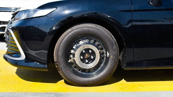 Новый Toyota Camry VIII (XV70) Рестайлинг, 2.5 л, 2023 в Дубае от Najem Motors Черный цвет. GCC | AUTO.AE