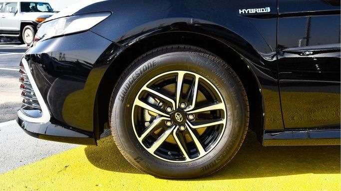 Новый Toyota Camry VIII (XV70) Рестайлинг, 2.5 л, 2023 в Дубае от Najem Motors Черный цвет. GCC | AUTO.AE