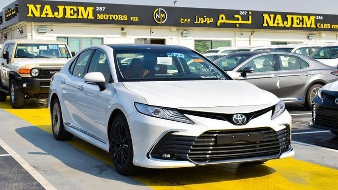 Новый Toyota Camry VIII (XV70) Рестайлинг, 3.5 л, 2023 в Дубае от Najem Motors Белый цвет. GCC | AUTO.AE