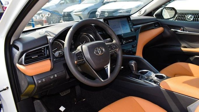 Новый Toyota Camry VIII (XV70) Рестайлинг, 3.5 л, 2023 в Дубае от Najem Motors Белый цвет. GCC | AUTO.AE
