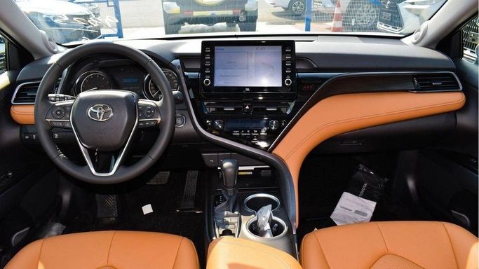 Новый Toyota Camry VIII (XV70) Рестайлинг, 3.5 л, 2023 в Дубае от Najem Motors Белый цвет. GCC | AUTO.AE