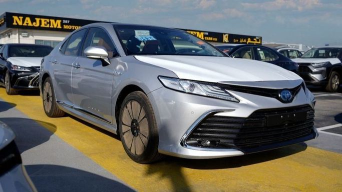 Новый Toyota Camry VIII (XV70) Рестайлинг, 2.5 л, 2023 в Дубае от Najem Motors Серебристый цвет. GCC | AUTO.AE