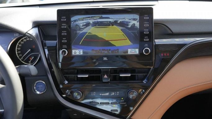 Новый Toyota Camry VIII (XV70) Рестайлинг, 2.5 л, 2023 в Дубае от Najem Motors Серебристый цвет. GCC | AUTO.AE