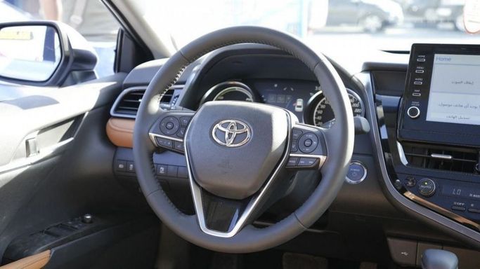 Новый Toyota Camry VIII (XV70) Рестайлинг, 2.5 л, 2023 в Дубае от Najem Motors Серебристый цвет. GCC | AUTO.AE