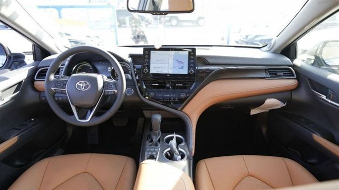 Новый Toyota Camry VIII (XV70) Рестайлинг, 2.5 л, 2023 в Дубае от Najem Motors Серебристый цвет. GCC | AUTO.AE
