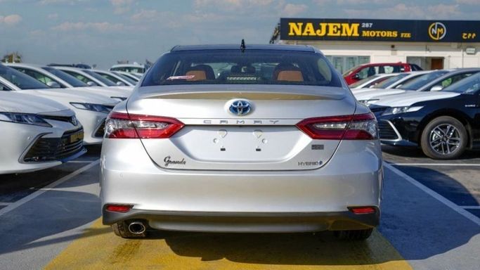 Новый Toyota Camry VIII (XV70) Рестайлинг, 2.5 л, 2023 в Дубае от Najem Motors Серебристый цвет. GCC | AUTO.AE