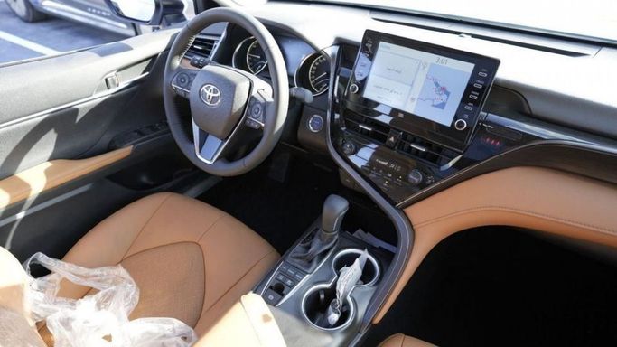 Новый Toyota Camry VIII (XV70) Рестайлинг, 2.5 л, 2023 в Дубае от Najem Motors Серебристый цвет. GCC | AUTO.AE