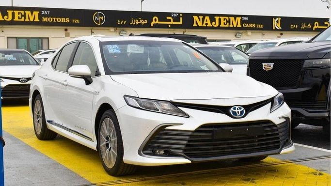 Новый Toyota Camry VIII (XV70) Рестайлинг, 2.5 л, 2023 в Дубае от Najem Motors Белый цвет. GCC | AUTO.AE