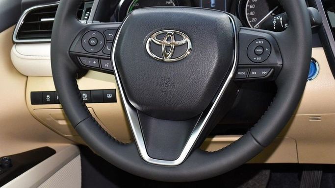 Новый Toyota Camry VIII (XV70) Рестайлинг, 2.5 л, 2023 в Дубае от Najem Motors Белый цвет. GCC | AUTO.AE