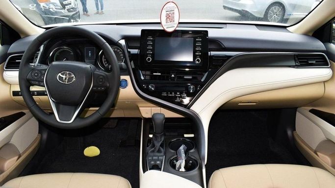 Новый Toyota Camry VIII (XV70) Рестайлинг, 2.5 л, 2023 в Дубае от Najem Motors Белый цвет. GCC | AUTO.AE