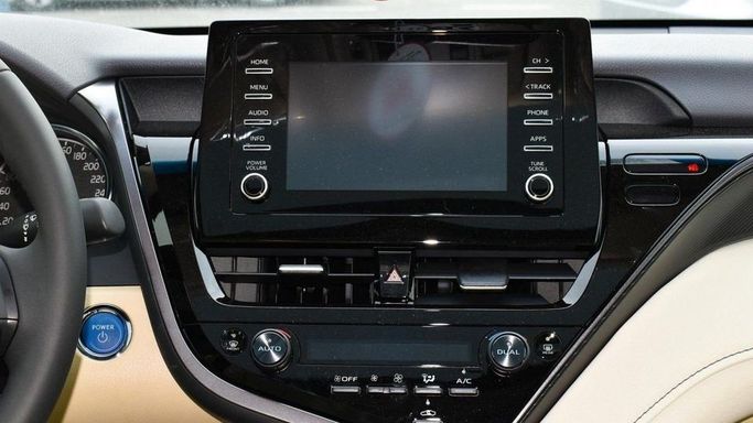 Новый Toyota Camry VIII (XV70) Рестайлинг, 2.5 л, 2023 в Дубае от Najem Motors Белый цвет. GCC | AUTO.AE