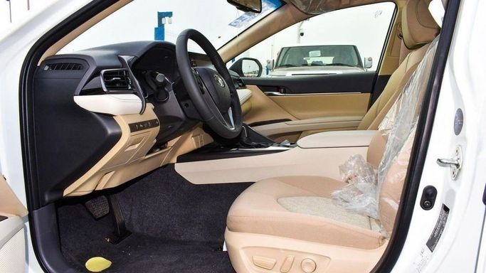 Новый Toyota Camry VIII (XV70) Рестайлинг, 2.5 л, 2023 в Дубае от Najem Motors Белый цвет. GCC | AUTO.AE