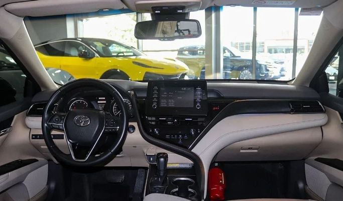 Подержанный Toyota Camry VIII (XV70) Рестайлинг, 3.5 л, 2022 в Дубае от Segrex Auto Серый цвет. GCC | AUTO.AE