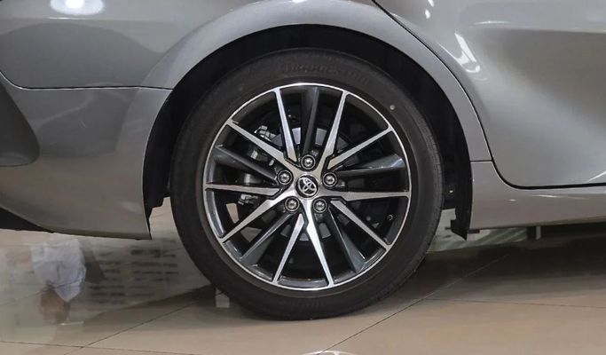 Подержанный Toyota Camry VIII (XV70) Рестайлинг, 3.5 л, 2022 в Дубае от Segrex Auto Серый цвет. GCC | AUTO.AE