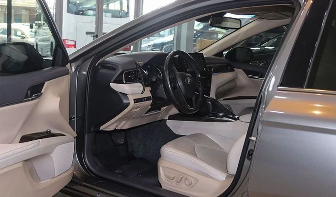 Подержанный Toyota Camry VIII (XV70) Рестайлинг, 3.5 л, 2022 в Дубае от Segrex Auto Серый цвет. GCC | AUTO.AE