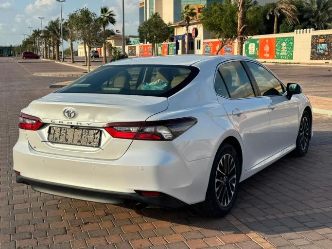 Подержанный Toyota Camry VIII (XV70) Рестайлинг, 2.5 л, 2023 в Дубае от Gulzar Motors FZE Белый цвет. GCC | AUTO.AE