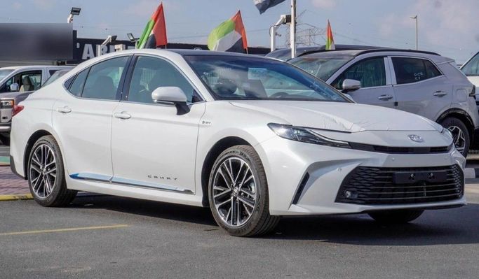 جديدة Toyota Camry عملية فيس ليفت VIII (XV70), 2.5 l, 2025 في في دبي من Atlantis Motors FZE، اللون أبيض. مواصفات الخليج | AUTO.AE