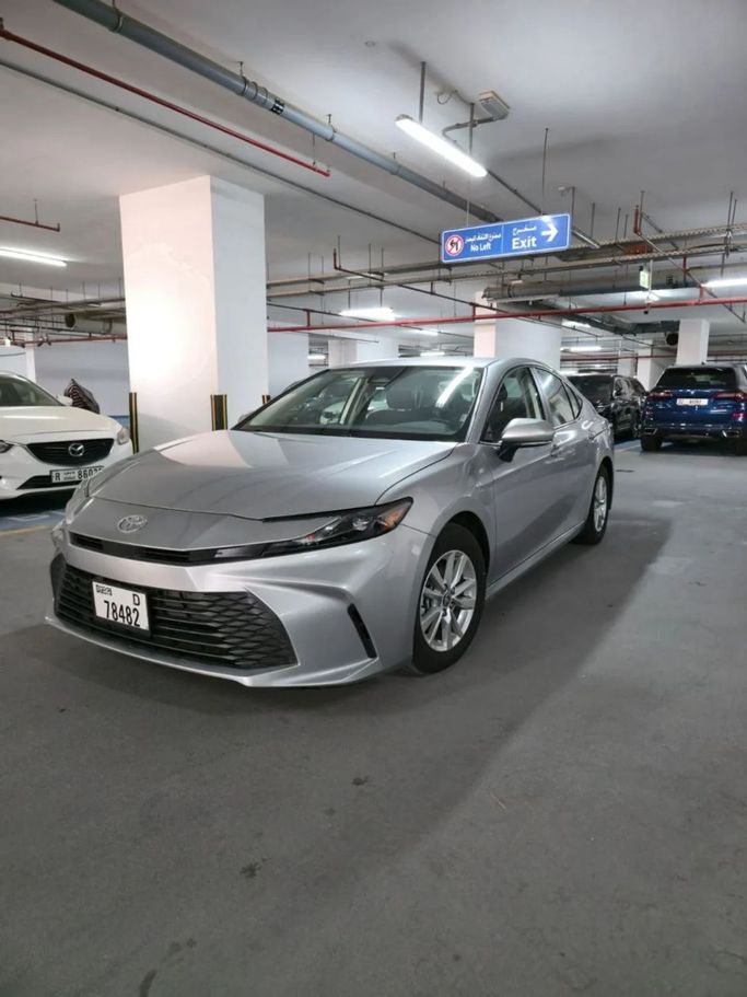 Подержанный Toyota Camry VIII (XV70) Рестайлинг, 2.5 л, 2025 в Дубае от Shamshad Motors FZCO Серебристый цвет. Американская | AUTO.AE