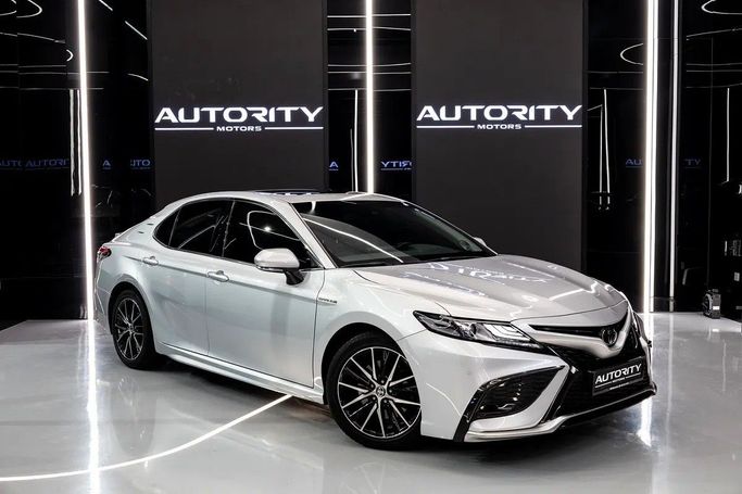 Подержанный Toyota Camry VIII (XV70) Рестайлинг, 3.5 л, 2023 в Дубае от Autority Motors Серебристый цвет. GCC | AUTO.AE