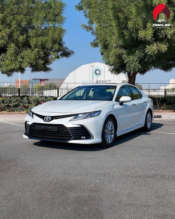 Подержанный Toyota Camry VIII (XV70) Рестайлинг, 2.5 л, 2023 в Дубае от Tamilan Specialized Vehicles Trading LLC Белый цвет.  | AUTO.AE