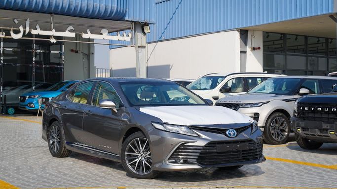 Новый Toyota Camry VIII (XV70) Рестайлинг, 2.5 л, 2022 в Дубае от Saad Idan Motors Серый цвет. GCC | AUTO.AE