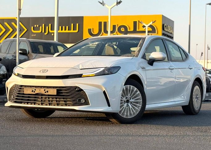 جديدة Toyota Camry عملية فيس ليفت VIII (XV70), 2.5 l, 2025 في في دبي من Global Motors، اللون أبيض. المواصفات اليابانية | AUTO.AE