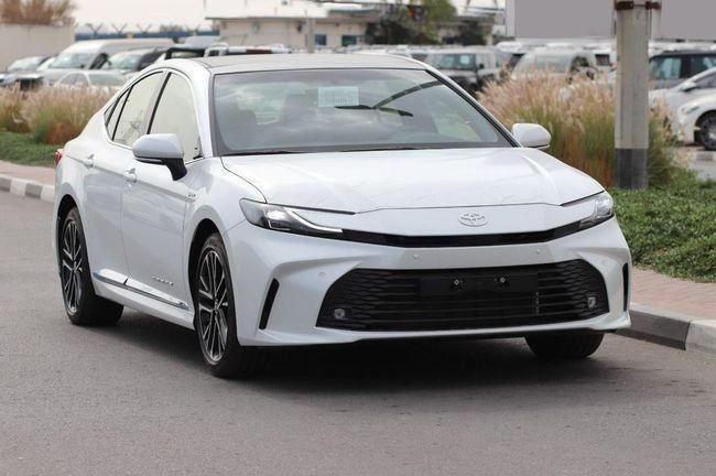 جديدة Toyota Camry التاسع (XV80), 2.5 l, 2025 في في دبي من AL SHERAA AL MALAKI، اللون أبيض. مواصفات الخليج | AUTO.AE