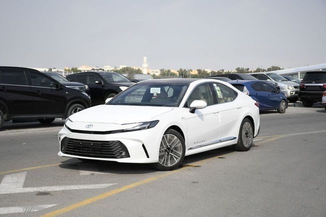 New Toyota Camry IX (XV80), 2.5 l, 2025 in Dubai by AL MADINA CARS FZE, White color. GCC Specs | AUTO.AE