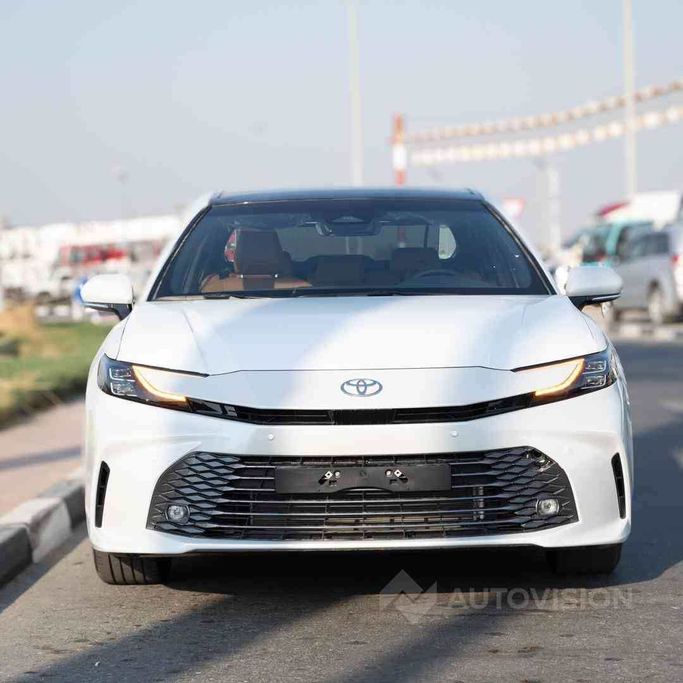 Новый Toyota Camry VIII (XV70) Рестайлинг, 2.5 л, 2025 в Дубае от Auto Vision LLC Белый цвет.  | AUTO.AE