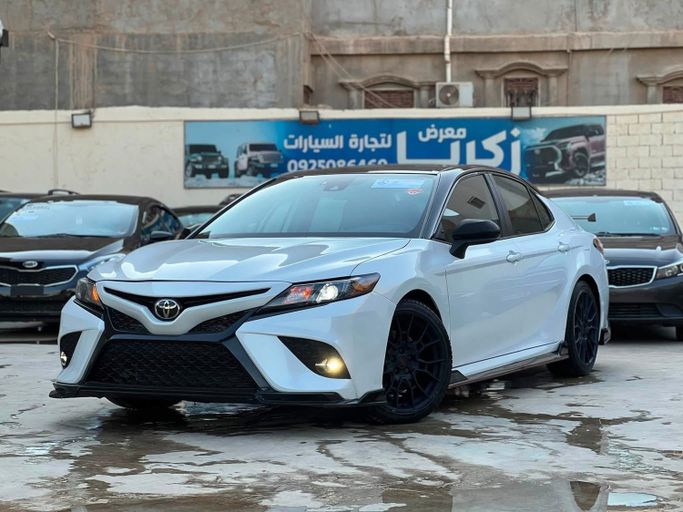 مستعملة Toyota Camry VIII (XV70), 3.5 l, 2020 في في الإمارات, دبي، اللون أبيض. المواصفات الأمريكية | AUTO.AE | إعلان #275894