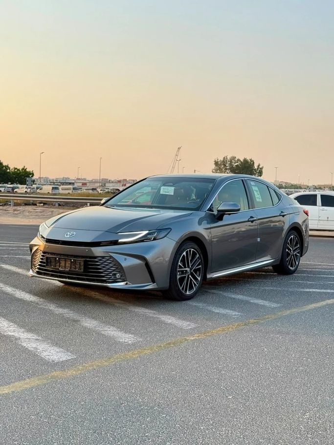 جديدة Toyota Camry التاسع (XV80), 2.5 l, 2026 في في الإمارات, دبي من Signature Motors FZE، اللون رمادي. مواصفات الخليج | AUTO.AE | إعلان #278344