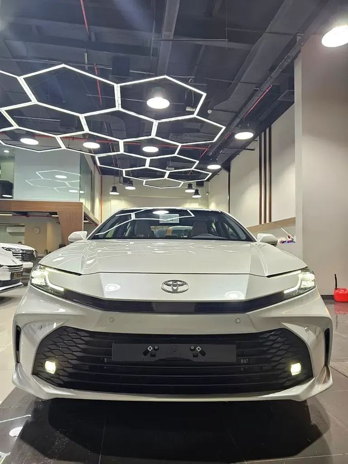 جديدة ⁦Toyota Camry التاسع (XV80)، 2.5 l، 2026⁩ في في الإمارات, دبي من BANIYAS CARS SHOWROOM، اللون أبيض. مواصفات الخليج | AUTO.AE | إعلان #286413
