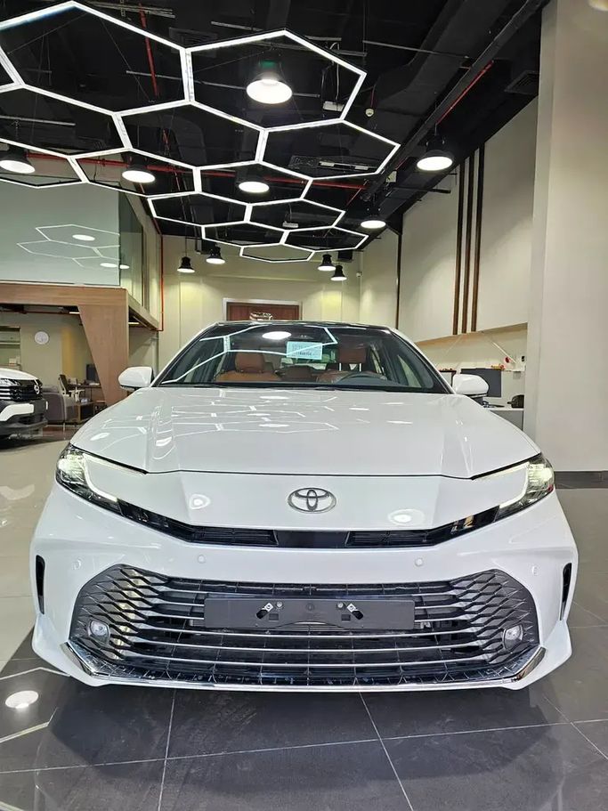 جديدة ⁦Toyota Camry التاسع (XV80)، 2.5 l، 2026⁩ في في الإمارات, دبي من BANIYAS CARS SHOWROOM، اللون أبيض. مواصفات الخليج | AUTO.AE | إعلان #286427