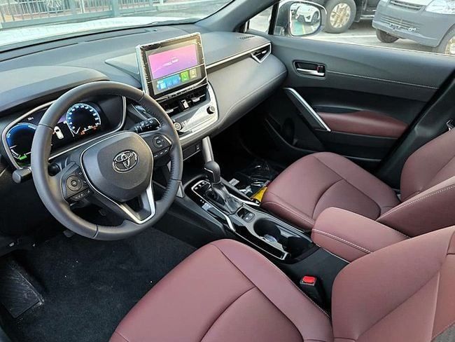 New Toyota Corolla Cross I, 1.8 l, 2025 in Dubai by Soltan Auto, White color. GCC Specs | AUTO.AE