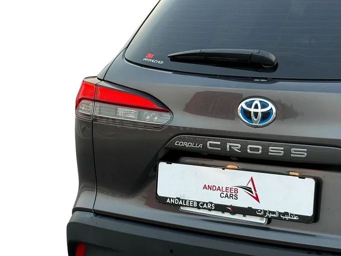 Подержанный Toyota Corolla Cross I, 1.8 л, 2023 в Дубае от Andaleeb Cars Черный цвет. GCC | AUTO.AE