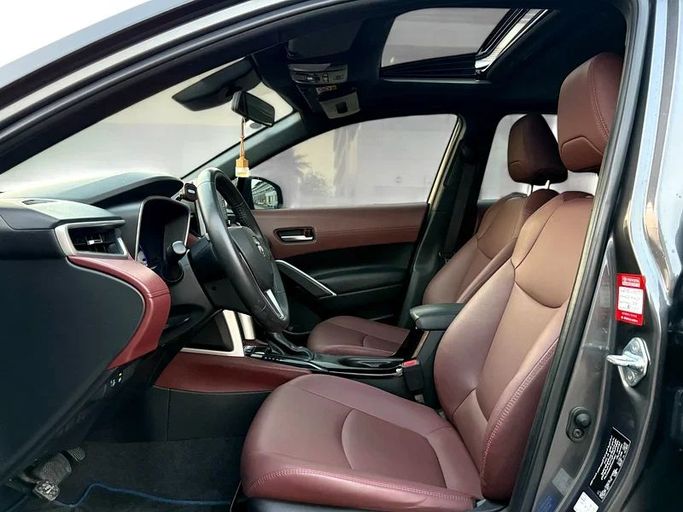 Подержанный Toyota Corolla Cross I, 1.8 л, 2023 в Дубае от Andaleeb Cars Черный цвет. GCC | AUTO.AE