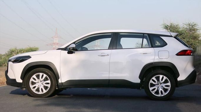 Подержанный Toyota Corolla Cross I, 2.0 л, 2023 в Дубае от Cariva Used Cars  Белый цвет. GCC | AUTO.AE