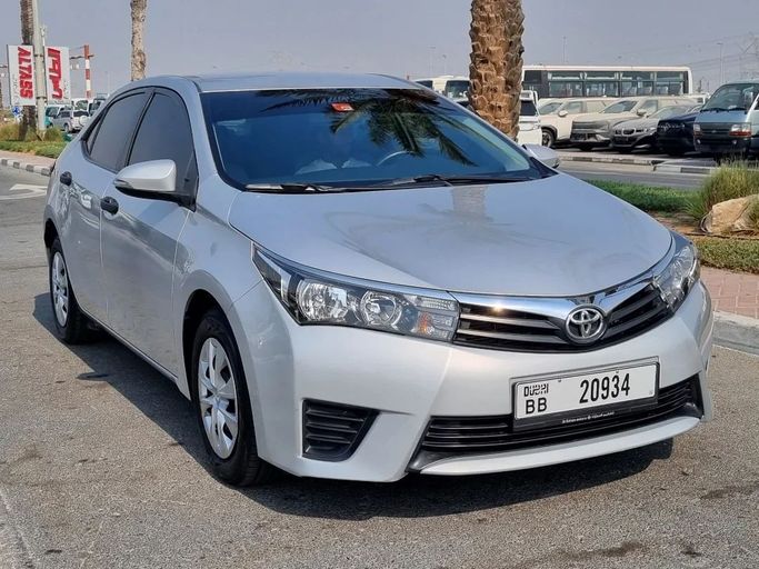 Подержанный Toyota Corolla XI (E160, E170, E180) Рестайлинг 1, 1.6 л, 2015 в Дубае от Saeed Auto Серебристый цвет. Японская | AUTO.AE
