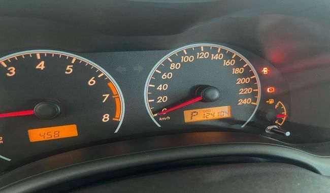 Подержанный Toyota Corolla X (E140, E150) Рестайлинг, 1.8 л, 2013 в Дубае от Gulf Motors Серебристый цвет. GCC | AUTO.AE