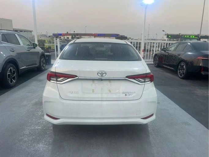Новый Toyota Corolla Sporty XII (E210) Рестайлинг, 1.8 л, 2024 в Дубае от World Center Motors FZE Белый цвет. Китайская | AUTO.AE