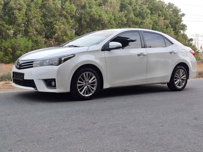Подержанный Toyota Corolla XI (E160, E170, E180), 2.0 л, 2015 в Дубае от Hashem Used Cars Белый цвет. GCC | AUTO.AE