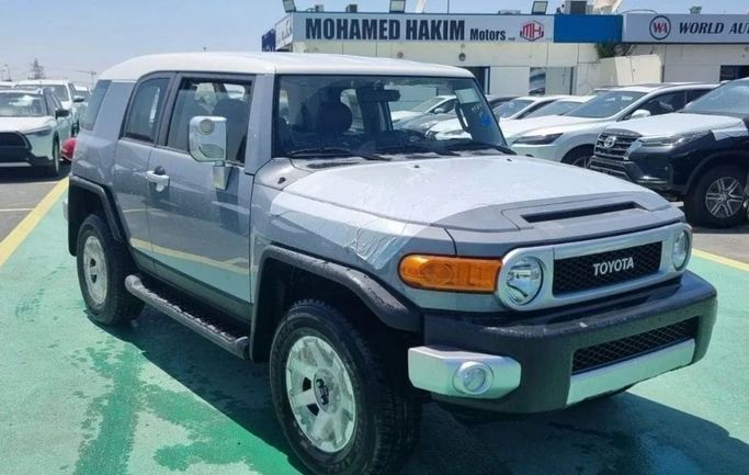 Новый Toyota FJ Cruiser, 4.0 л, 2023 в Дубае от Mohamed Hakim Motors Белый цвет. GCC | AUTO.AE