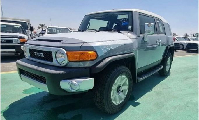 Новый Toyota FJ Cruiser, 4.0 л, 2023 в Дубае от Mohamed Hakim Motors Белый цвет. GCC | AUTO.AE