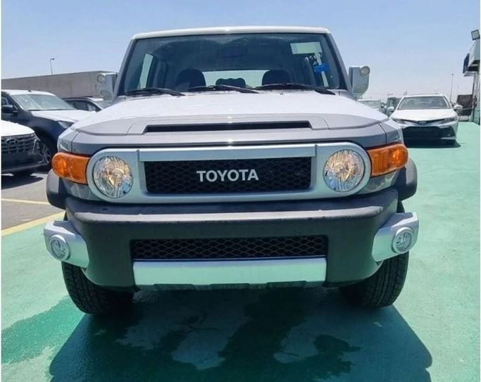 Новый Toyota FJ Cruiser, 4.0 л, 2023 в Дубае от Mohamed Hakim Motors Белый цвет. GCC | AUTO.AE