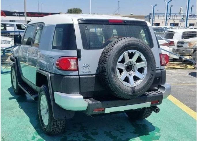 Новый Toyota FJ Cruiser, 4.0 л, 2023 в Дубае от Mohamed Hakim Motors Белый цвет. GCC | AUTO.AE