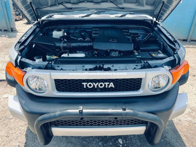 Подержанный Toyota FJ Cruiser, 4.0 л, 2015 в Дубае от Alhamd Motors Серебристый цвет.  | AUTO.AE