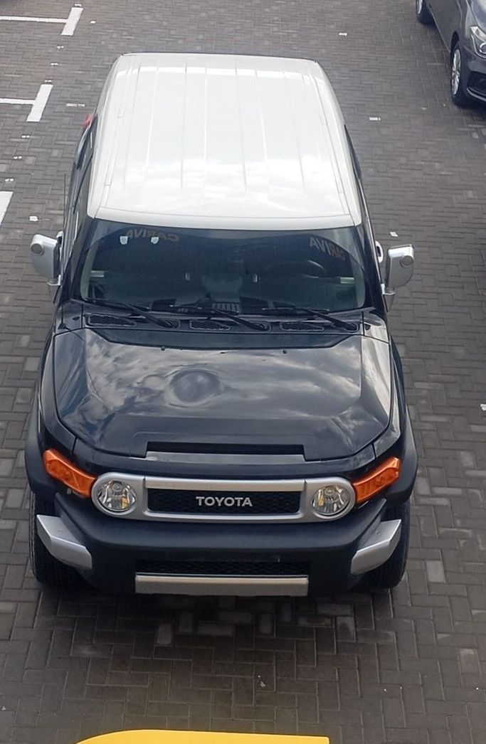 Подержанный Toyota FJ Cruiser, 4.0 л, 2023 в Дубае от Cariva Used Cars  Черный цвет. GCC | AUTO.AE