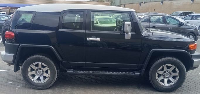 Подержанный Toyota FJ Cruiser, 4.0 л, 2023 в Дубае от Cariva Used Cars  Черный цвет. GCC | AUTO.AE