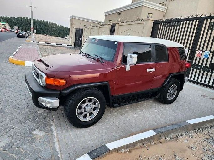 Подержанный Toyota FJ Cruiser, 4.0 л, 2009 в Дубае от Abdo Al Muthanna Used Cars Бордовый цвет. GCC | AUTO.AE